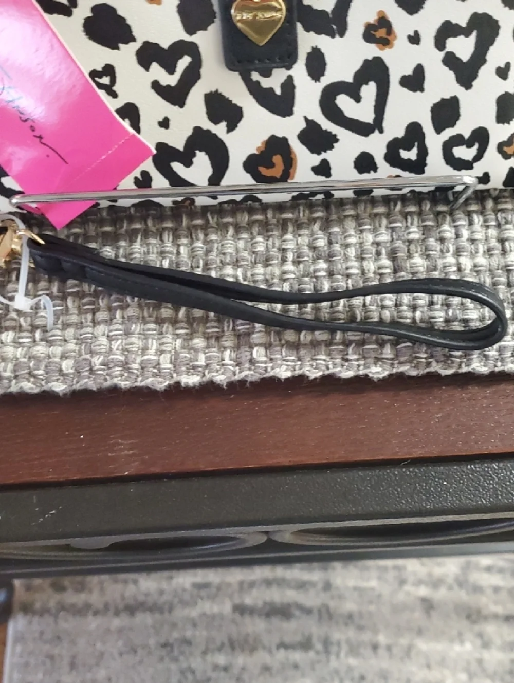 Betsey Johnson White Heart Leopard Print Wristlet/Wallet with Black Trim - Picture 11 of 12